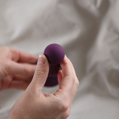 Beam buttplug i hånd