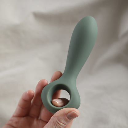 Strive dildo i hånd