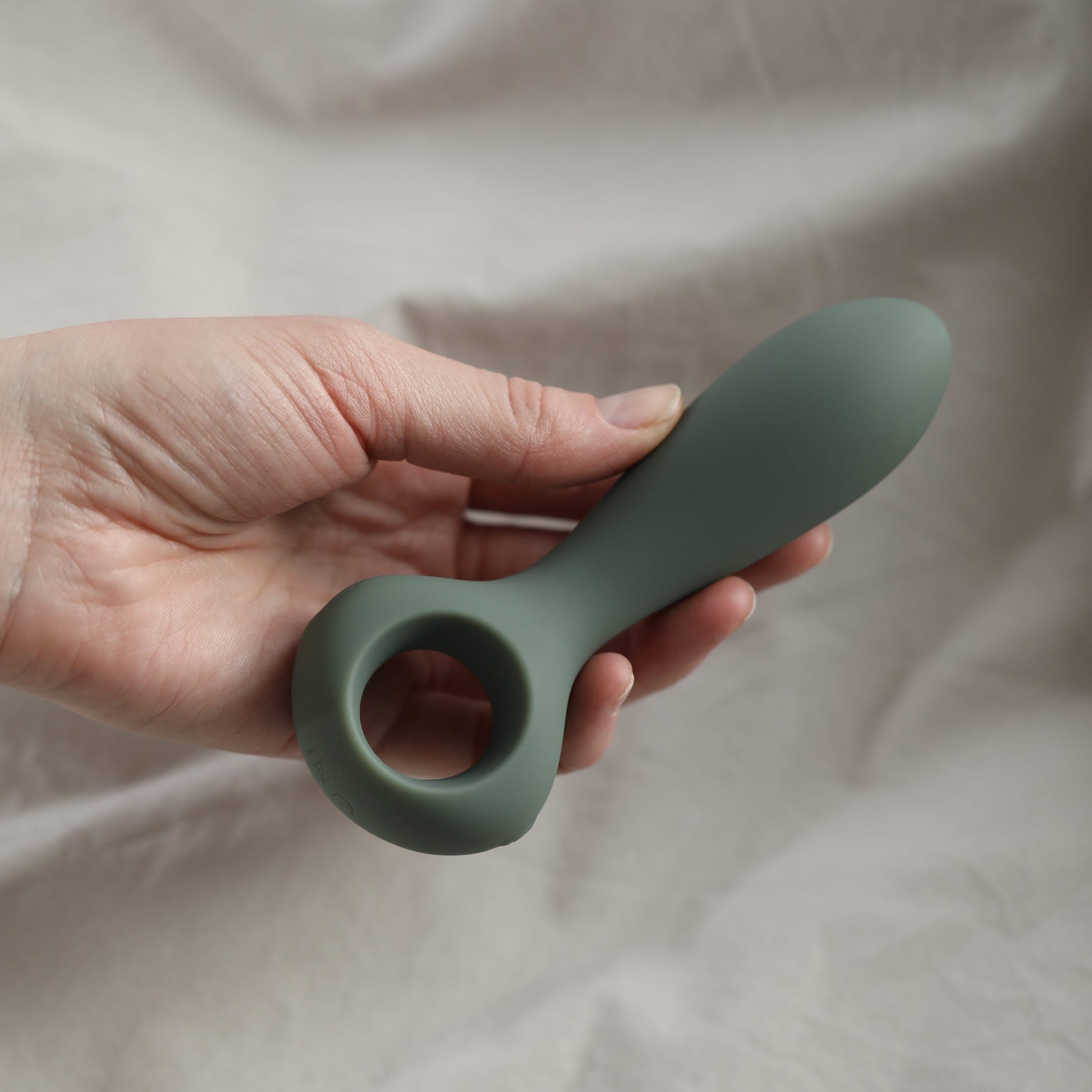 Strive dildo i hånd