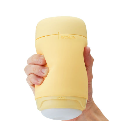 Puffy Penis sleeve i gul fra Tenga i hånd